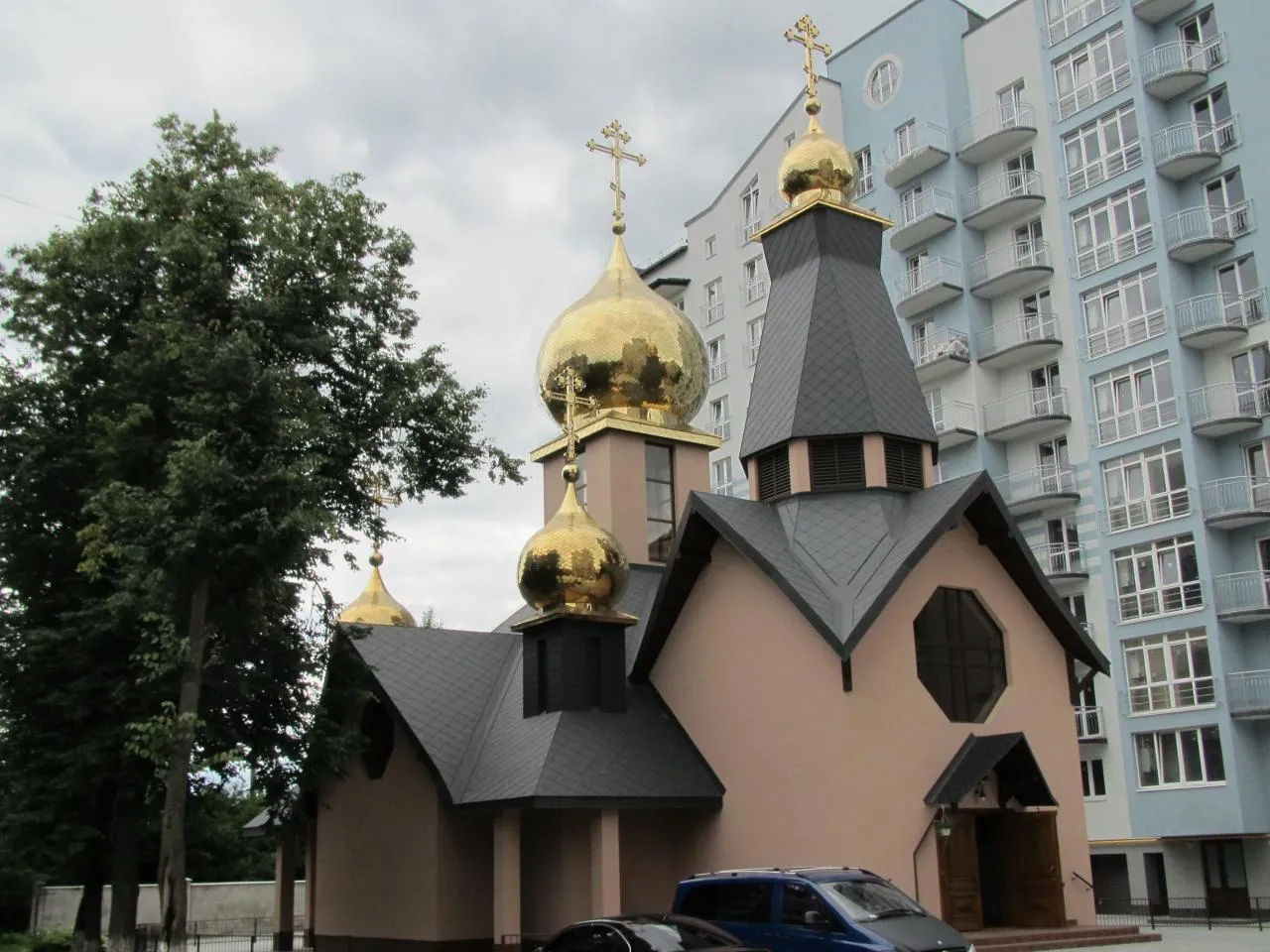 Храм святих рівноапостольних Костянтина і Олени
