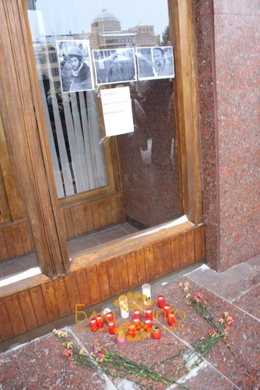 Під "білою хатою" у Івано-Франківську ставлять свічки! — фото 4
