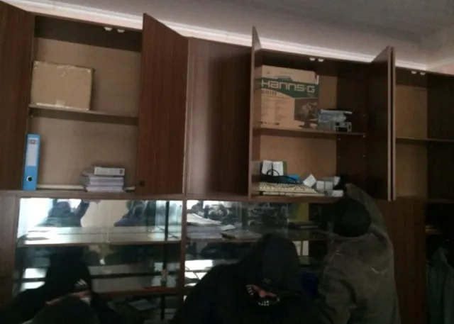 В Коломиї люди розгромили офіси регіоналів — фото 3