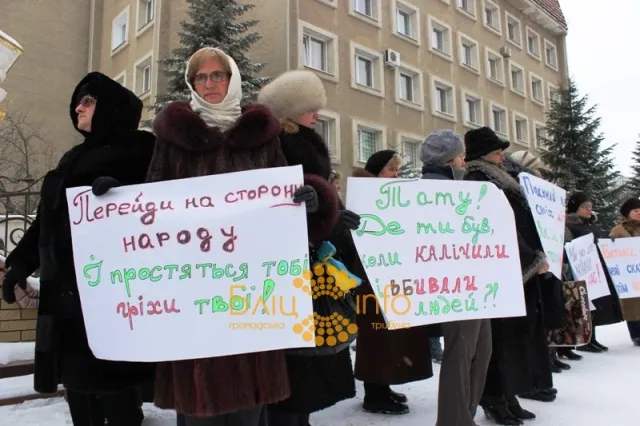 Сьогодні в Івано-Франківську матері молились під стінами СБУ (Фоторепортаж) — фото 3