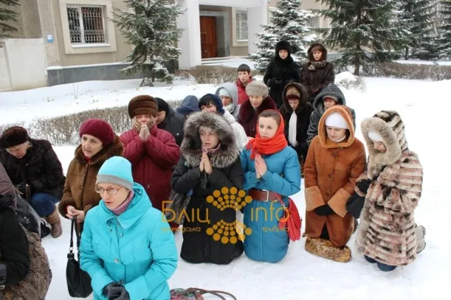 Сьогодні в Івано-Франківську матері молились під стінами СБУ (Фоторепортаж) — фото 7