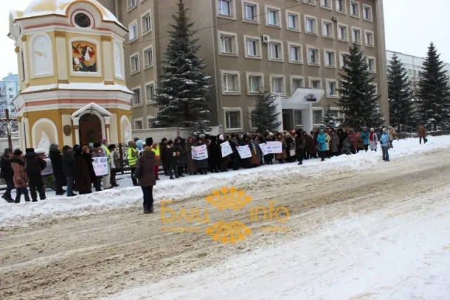 Сьогодні в Івано-Франківську матері молились під стінами СБУ (Фоторепортаж) — фото 9