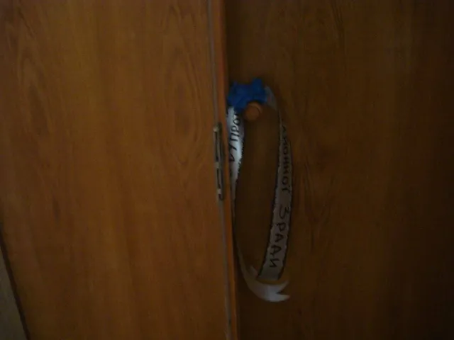 На прикарпатті голові райради повісили на двері кабінету похоронну стрічку — фото 1
