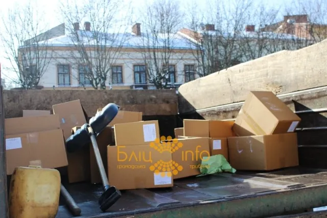 В Івано-Франківську почали «розбирати» центральні ялинки (Фоторепортаж) — фото 4