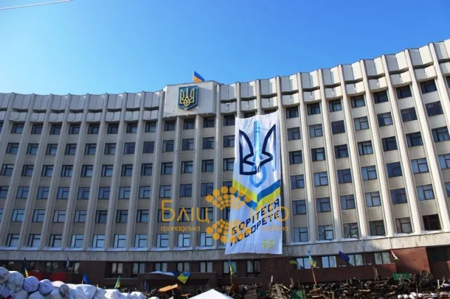 На стінах ОДА в Івано-Франківську встановили баннер із зображенням гербу України та словами «Борітеся-поборете» (Фоторепортаж) — фото 6