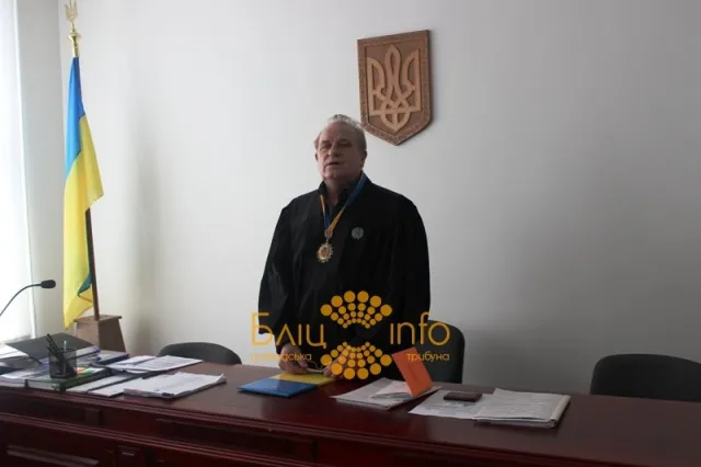 Суд частково задовільнив рішення прокуратури. Прапор ЄС залишається на адмінбудівлі — фото 3