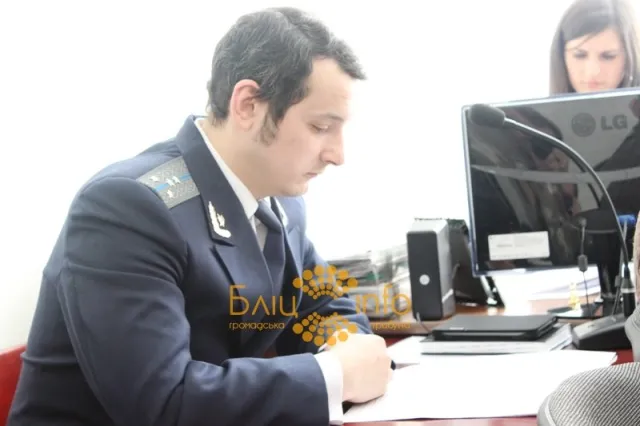 Суд частково задовільнив рішення прокуратури. Прапор ЄС залишається на адмінбудівлі — фото 5