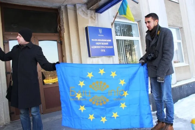 Суд частково задовільнив рішення прокуратури. Прапор ЄС залишається на адмінбудівлі — фото 8