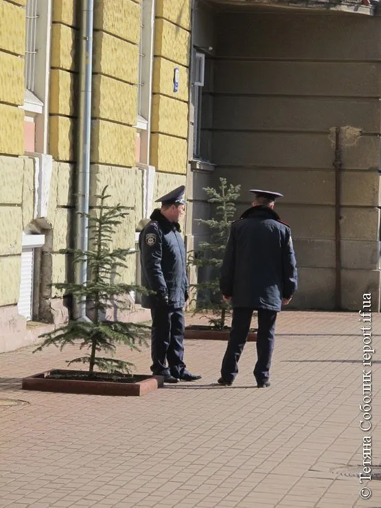 Івано-Франківські дівчата принесли працівникам МВС валентинки. Проте ті відмовилися їх прийняти (Фоторепортаж) — фото 2