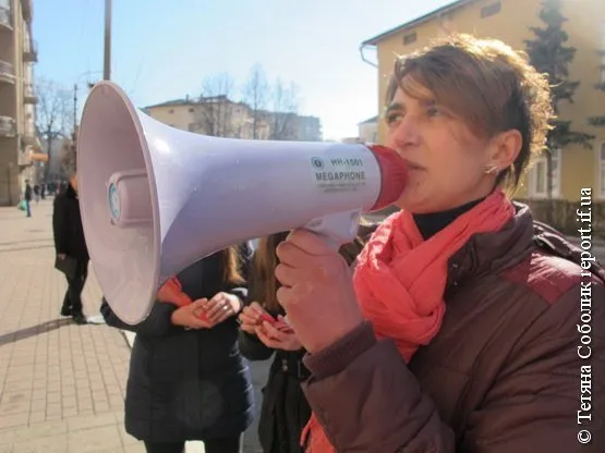 Івано-Франківські дівчата принесли працівникам МВС валентинки. Проте ті відмовилися їх прийняти (Фоторепортаж) — фото 6