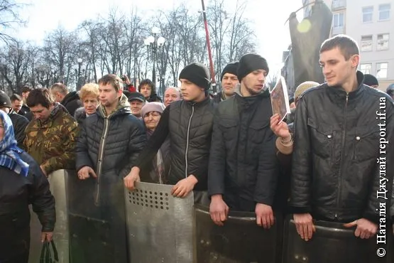 Іванофранківці пікетували під судом, щоб підтримати Василя Поповича, який фігурує у справі захоплення облдержадміністрації (Фоторепортаж) + (Відео) — фото 1