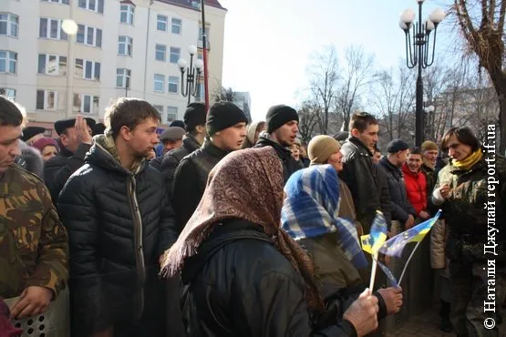 Іванофранківці пікетували під судом, щоб підтримати Василя Поповича, який фігурує у справі захоплення облдержадміністрації (Фоторепортаж) + (Відео) — фото 2