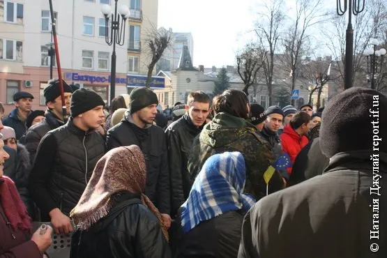 Іванофранківці пікетували під судом, щоб підтримати Василя Поповича, який фігурує у справі захоплення облдержадміністрації (Фоторепортаж) + (Відео) — фото 5