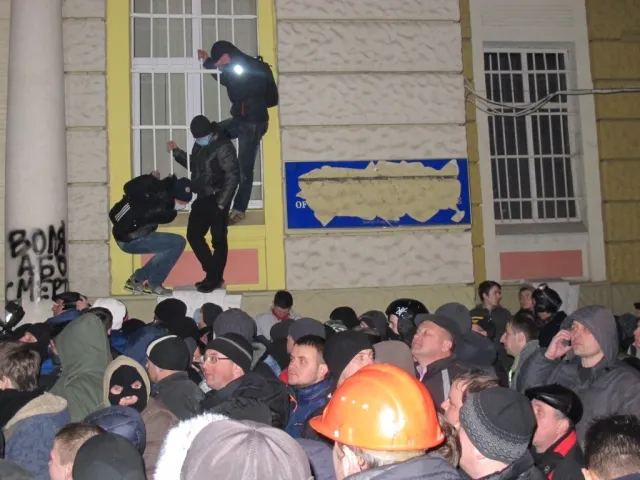 У Франківську штурмували обласну міліцію (Фоторепортаж) + (Відео) — фото 6