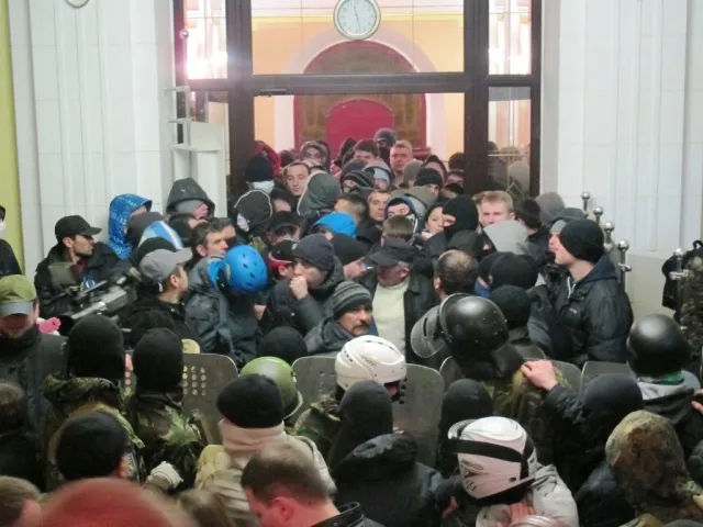 У Франківську штурмували обласну міліцію (Фоторепортаж) + (Відео) — фото 9