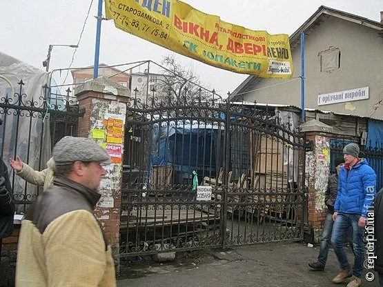 В Івано-Франківську не працюють центральний речовий та продуктовий ринки — фото 1
