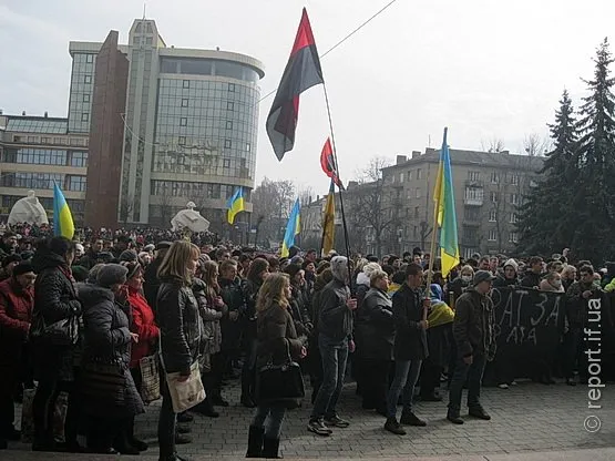 У Франківську люди зібралися на Віче під Білим Будинком (Фоторепортаж) + (Відео) — фото 5