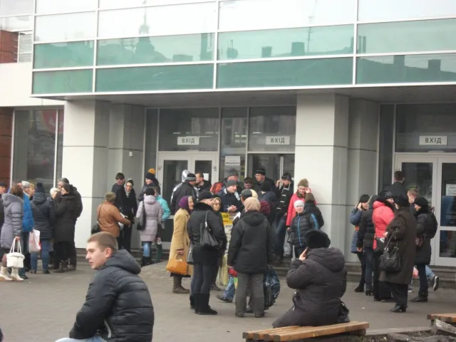 В Івано-Франківську продовжують блокувати магазини «Сільпо» (Фоторепортаж) — фото 1