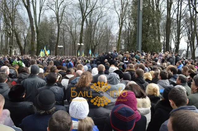 В Івано-Франківську відбувся похорон вбитого на майдані студента Романа Гурика (Фоторепортаж) — фото 5