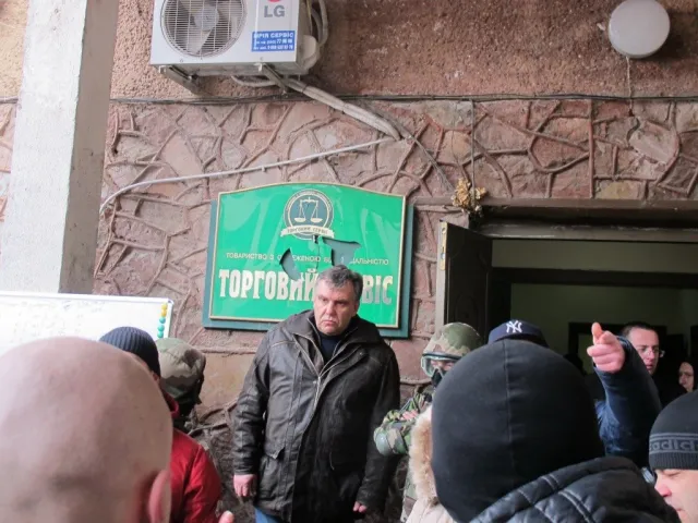 Директор центрального продуктового ринку Ігор Дутка став навколішки і зізнався у корупції (Фоторепортаж) + (Відео) — фото 2