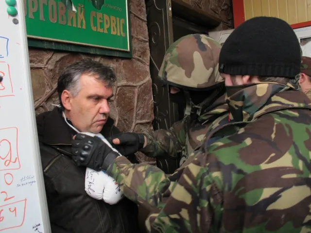 Директор центрального продуктового ринку Ігор Дутка став навколішки і зізнався у корупції (Фоторепортаж) + (Відео) — фото 4