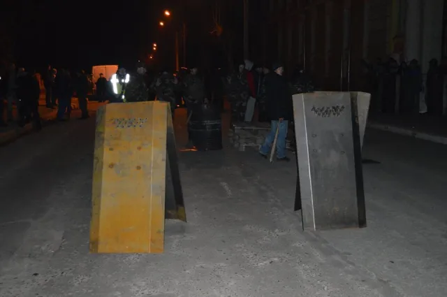 В Івано-Франківську громадськість заблокувала вулицю Сахарова, а також блокує роботу обласного МВС (Фоторепортаж) — фото 7