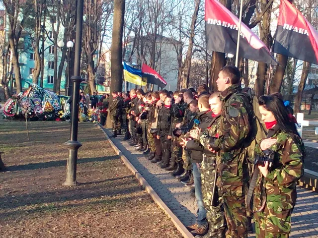 Понад сто активістів «Правого сектору» помолилися на могилі Героя Романа Гурика (Фоторепортаж) — фото 1