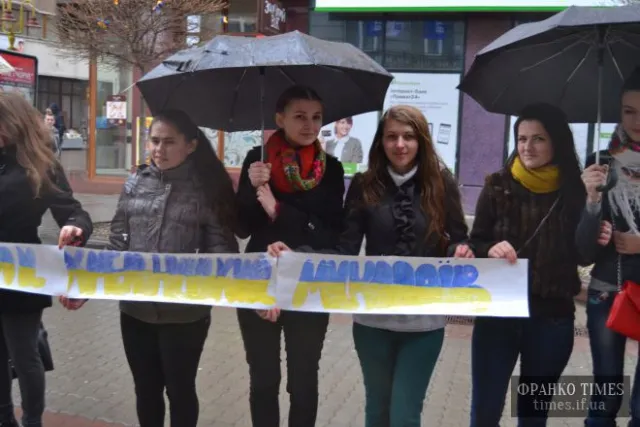 Студенти Івано-Франківська вийшли на акцію за єдину Україну (Фоторепортаж) + (Відео) — фото 2