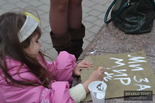 В Івано-Франківську пройшла акція «Ми за мир!» (Фоторепортаж) — фото 4
