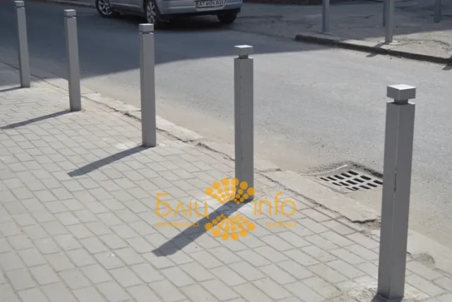 Для встановлення антипаркувальних стовпчиків на тротуарах, потрібно 300 тисяч гривень (Фоторепортаж) — фото 3