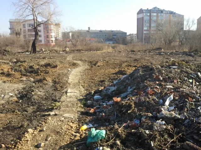 В Івано-Франківську будівельники повністю знищили природнє озерце (Фоторепортаж) — фото 3
