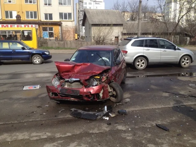 В Івано-Франківську сталося жахливе зіткнення двох легкових автомобілів (Фоторепортаж) — фото 3