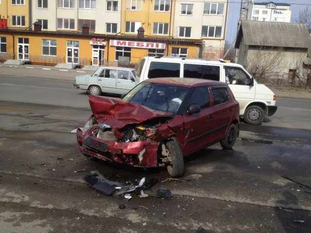 В Івано-Франківську сталося жахливе зіткнення двох легкових автомобілів (Фоторепортаж) — фото 4