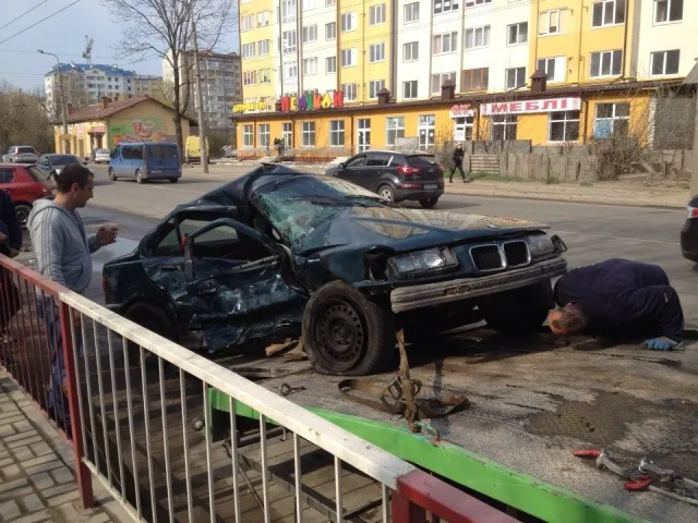 В Івано-Франківську сталося жахливе зіткнення двох легкових автомобілів (Фоторепортаж) — фото 5