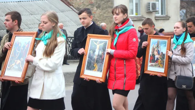 В Івано-Франківську відбулася щорічна загальноміська екуменічна Хресна дорога (Фоторепортаж) — фото 4