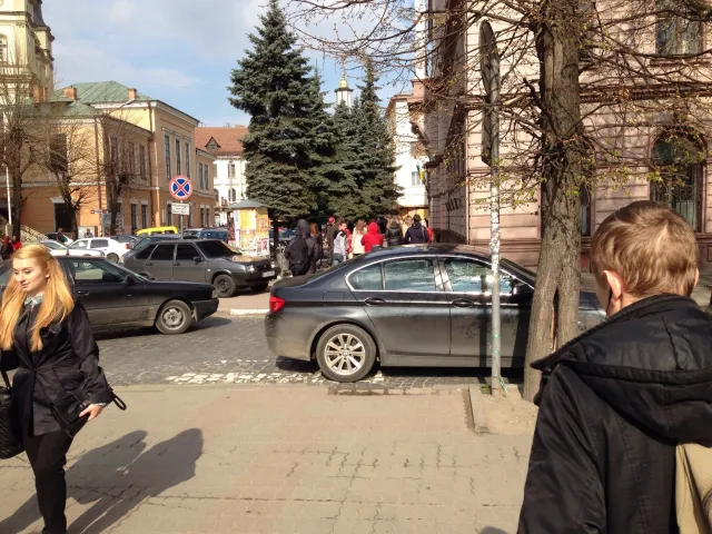 Підбірка фотографій «найкращих» авторагулів Івано-Франківська за останній тиждень (Фоторепортаж) — фото 7