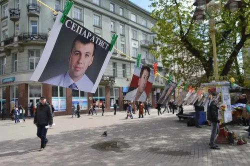 У центрі Івано-Франківська провели театралізовану акцію «Стоп-сепаратисти» (Фоторепортаж) — фото 1