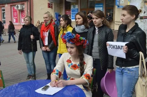У центрі Івано-Франківська провели театралізовану акцію «Стоп-сепаратисти» (Фоторепортаж) — фото 3