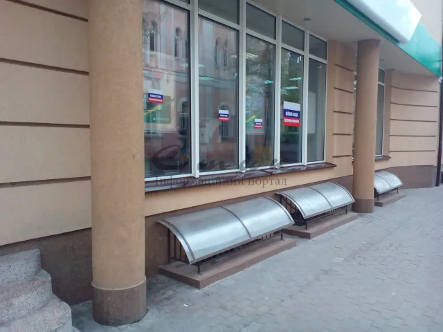В Івано-Франківську активісти заклеїли вітрини російських банків (Фото) — фото 3
