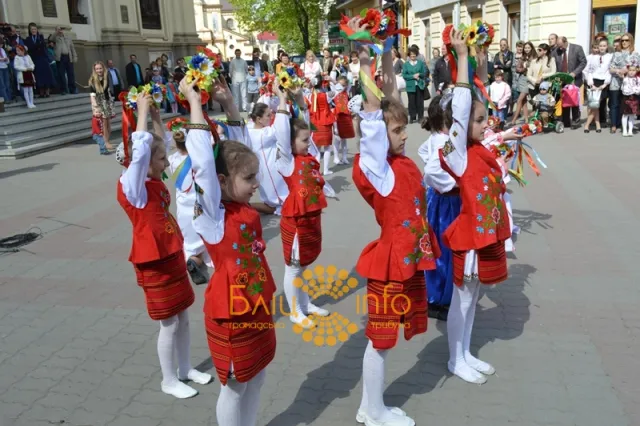 В Івано-Франківську останній день великодніх свят зустрічали радісно й весело (Фоторепортаж) — фото 6