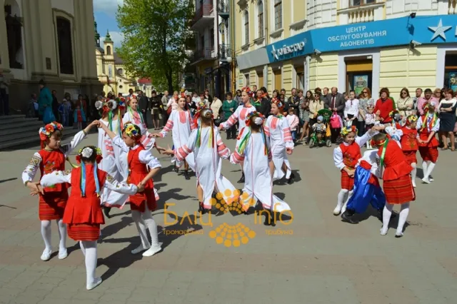В Івано-Франківську останній день великодніх свят зустрічали радісно й весело (Фоторепортаж) — фото 9