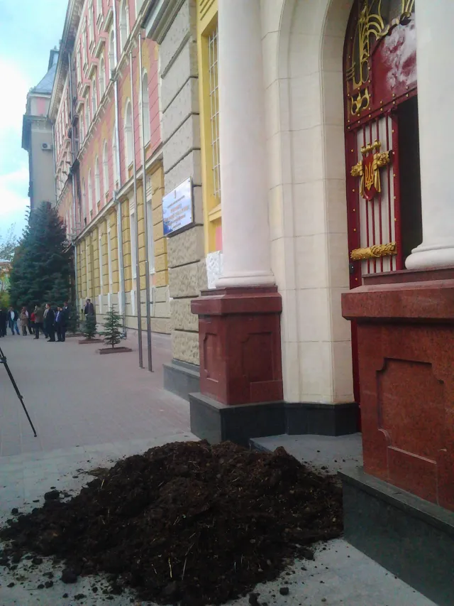 Перед приміщенням Івано-Франківського відділення МВС влаштували «гнійний флешмоб» (Відео) — фото 1