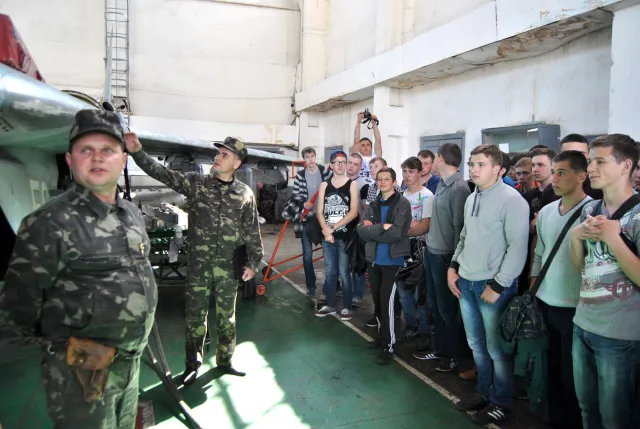 Близько сотні учнів Івано-Франківська, побували у авіаторів (Фоторепортаж) — фото 7