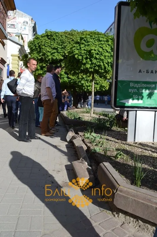 В Івано-Франківську вже другий тиждень навколо клумби «розгромлений» бордюр (Фото) — фото 1