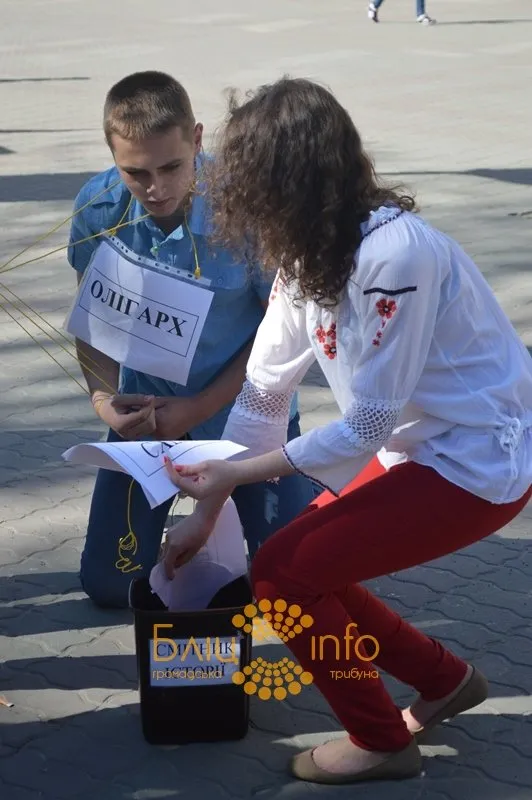 В Івано-Франківську пов’язали й поставили на коліна «олігарха» (Фоторепортаж) — фото 1