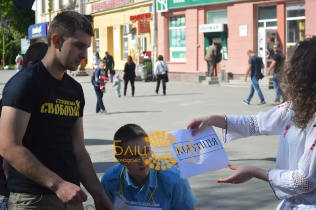 В Івано-Франківську пов’язали й поставили на коліна «олігарха» (Фоторепортаж) — фото 4