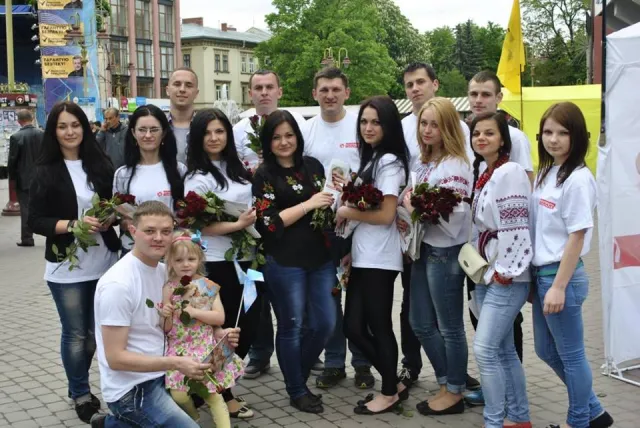 На День матері, франківським матусям подарували 1000 квіток (Фоторепортаж) — фото 7