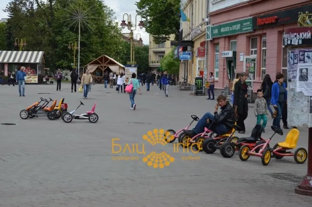 Ні влада, ні правоохоронці не можуть навести лад з веломобілями в центі міста (Фото) — фото 4