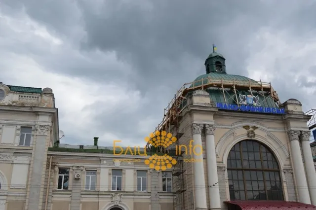 Купол будівлі івано-франківського залізничного вокзалу «отримав» нове життя (Фоторепортаж) — фото 4