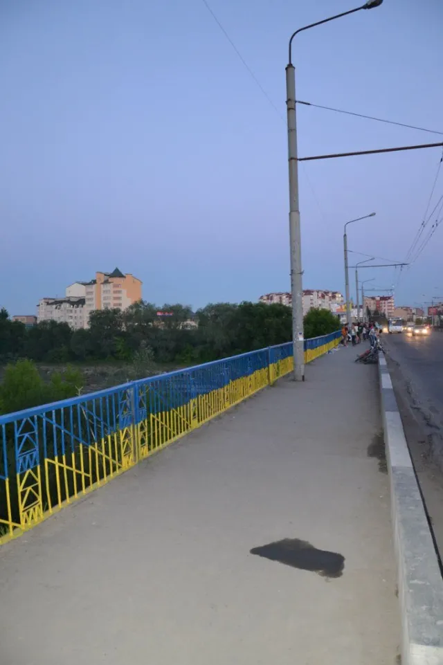 Івано-Франківські студенти розфарбували міст в національні кольори (Фоторепортаж) — фото 4